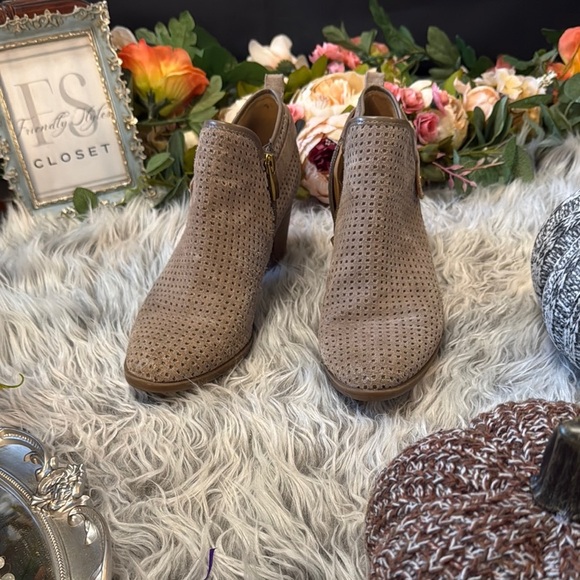 Franco Sarto Dakota Suede Ankle Bootie Tan 7.5 - Picture 3 of 12